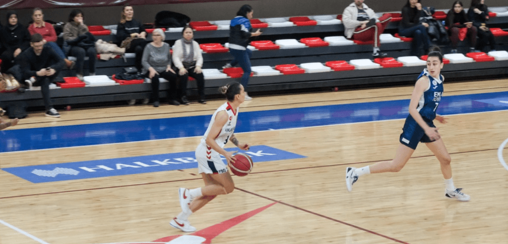 Maç sonunda oyuncuların ve teknik ekibin orta sahada birbirine sarılarak galibiyeti kutladığı an.