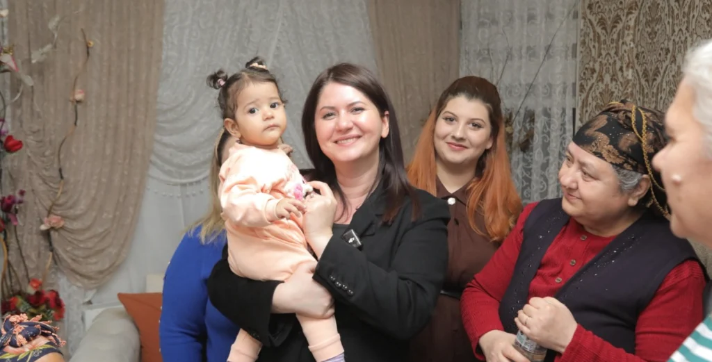 Belediye Başkanı Gencan Akın'ın Umurbey Mahallesi sokaklarında mahalle sakinleriyle samimi ve güler yüzlü buluşması.