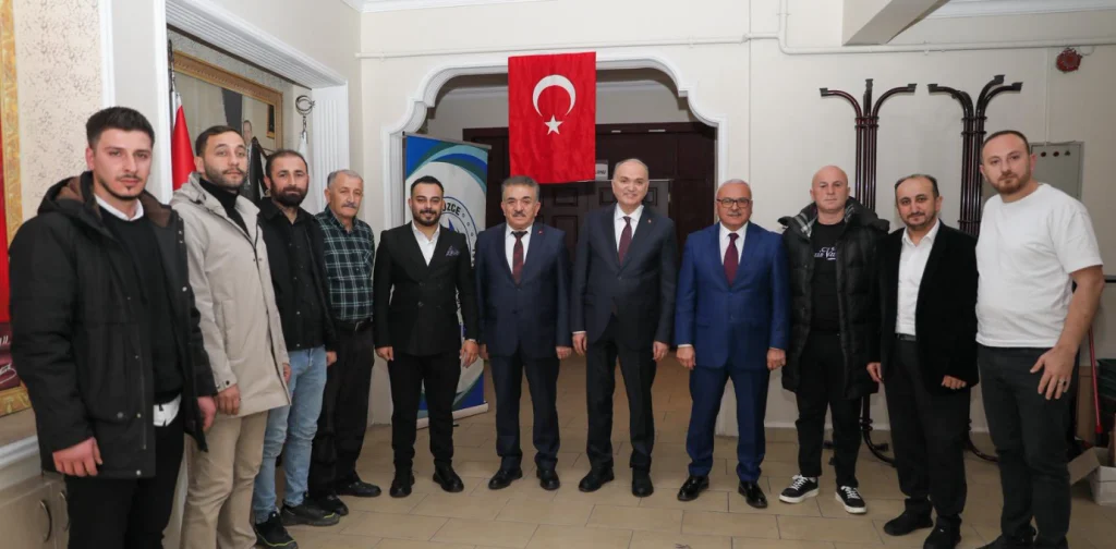 Düzce Belediye Başkanı Faruk Özlü, esnaf ve sanatkarlar odalarını ziyaret ederek yeni yönetimleri tebrik etti. Şehirdeki STK uyumuna vurgu yapan Özlü'nün açıklamaları haberimizde.