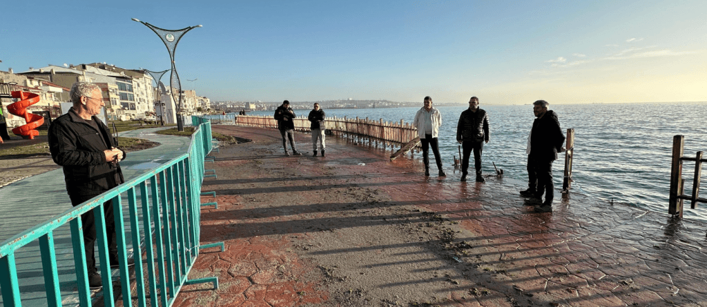 Altınova sahil şeridinde fırtına nedeniyle zarar gören bank ve çöp kutularının yenilenme süreci.