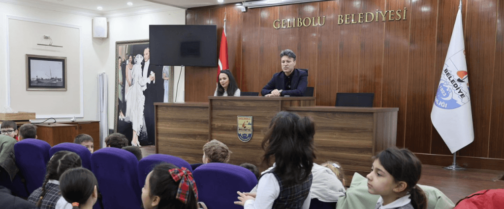 Gazi Süleyman Paşa İlkokulu minik öğrencilerinin belediye ziyareti sonunda çekilen neşeli toplu hatıra fotoğrafı.