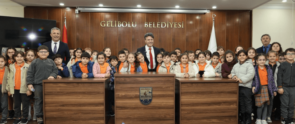 75. Yıl Cumhuriyet İlkokulu 2. sınıf öğrencilerinin Gelibolu Belediyesi nikah salonunda ağırlandığı anın genel görüntüsü.