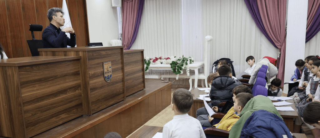 Yerel Yönetim Birimleri dersi kapsamında belediyeyi gezen öğrencilerin idari birimlerdeki inceleme anı.