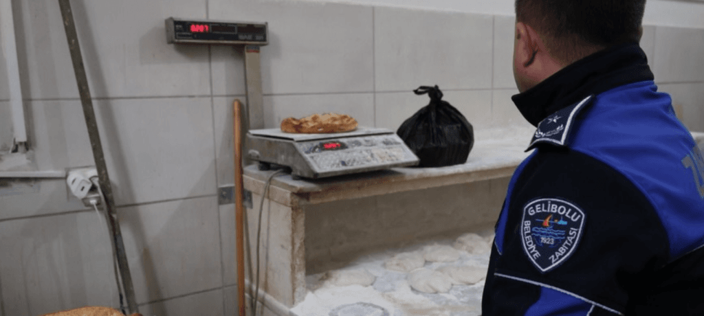 Gelibolu Belediyesi zabıta memurlarının fırıncı esnafına gıda mevzuatı ve kurallar hakkında bilgi vermesi.