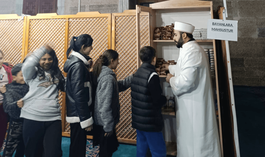 Havsa esnaflarından Hüseyin Birgül tarafından hediye edilen ve hayırseverlerin destekleriyle doldurulan ücretsiz Çocuk Marketi.