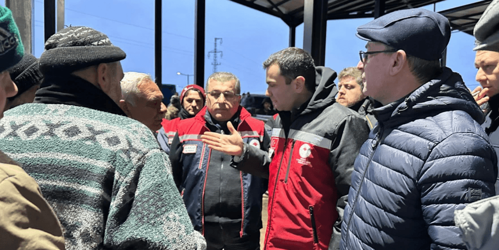 Görevli veteriner hekimlerin pazara getirilen büyükbaş ve küçükbaş hayvanların küpe ve pasaport kayıtlarını kontrol etmesi.