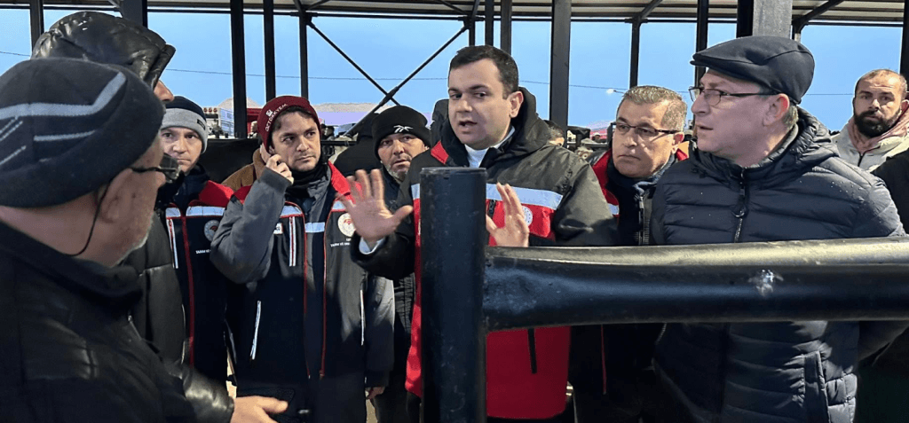 Havsa Belediyesi Canlı Hayvan Pazarı'nda hayvan sahiplerine yönelik yapılan yasal prosedür ve sağlık raporu bilgilendirmesi.