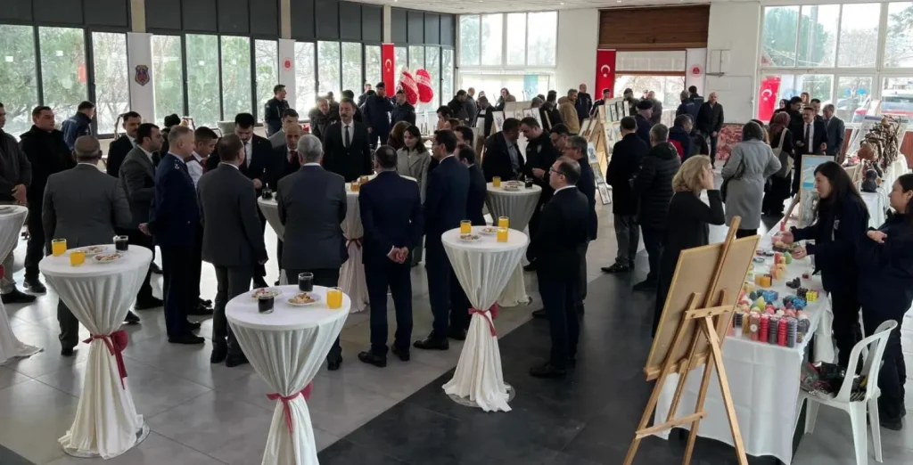 Ayvacık Açık Ceza İnfaz Kurumu hükümlüleri tarafından yapılan detaylı ahşap oyma ve süsleme eserleri.