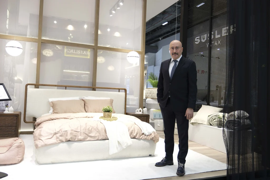 İşbir Yatak ve Sünger Genel Müdürü Cihan Çavdar, İstanbul Mobilya Fuarı’nda markanın uyku sağlığına bütüncül yaklaşımını değerlendirdi.