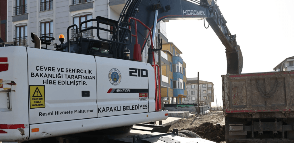 Kapaklı Belediyesi Fen İşleri Müdürlüğü ekiplerinin ilçe genelinde sürdürdüğü altyapı ve üstyapı çalışmalarından genel bir kare.