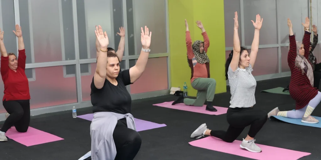 Kapaklı Belediyesi Gençlik ve Spor Hizmetleri Müdürlüğü bünyesinde verilen pilates ve esneme eğitimi.