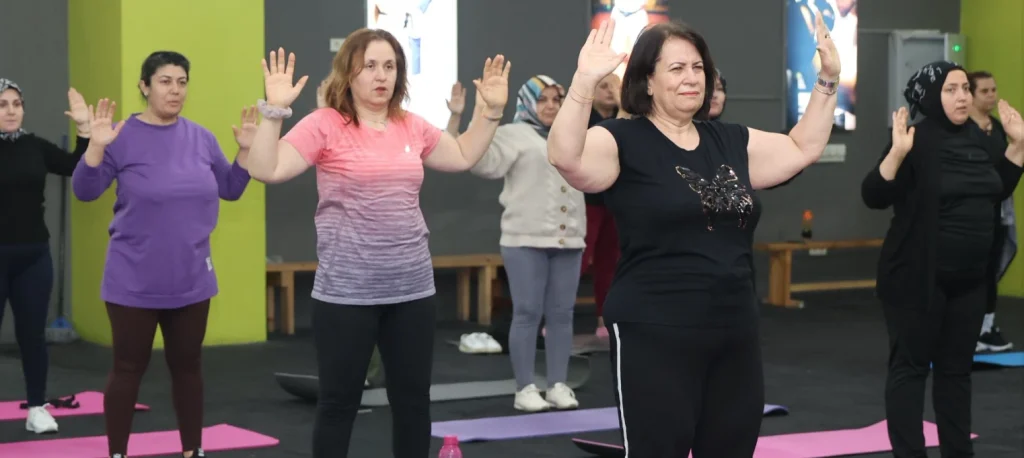 Spor sonrası motivasyonu yüksek Kapaklılı kadın kursiyerlerin bir arada olduğu kare.