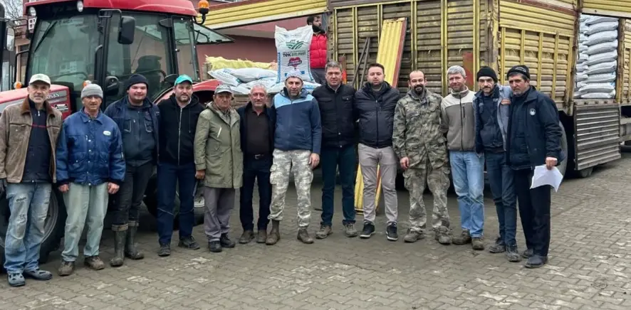 Karacakılavuz Mahallesi'nde üreticilerin yem dağıtımını büyük bir memnuniyetle karşıladığı anlar ve saha ekipleri.