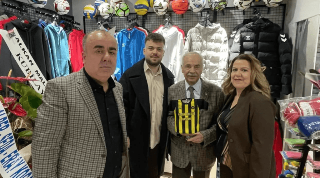 BCA SPORTS işletmecileri Harun Akkaya ve Burak Can Akkaya'nın açılış töreninde davetlilerle birlikte çekilen hatıra fotoğrafı.