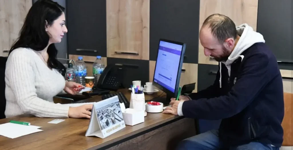 Keşan Belediyesi İŞKUR Hizmet Noktası’nda, Keşan Güven İnşaat yetkilileri ile iş arayan vatandaşlar arasında gerçekleştirilen yüz yüze istihdam mülakatları.