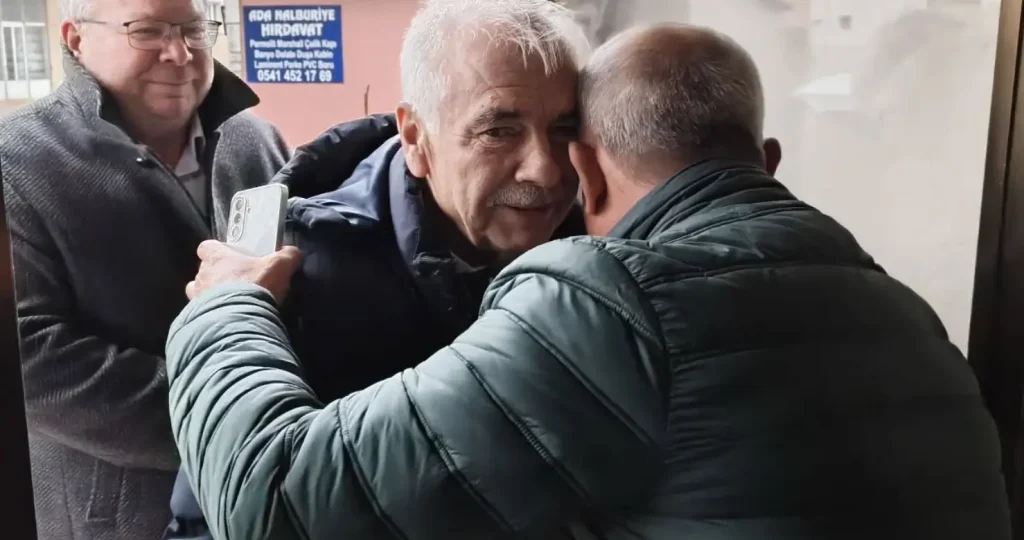 Yerel yöneticilerin Küplü sakinleriyle bir araya gelerek vatandaşların görüş ve önerilerini yerinde dinlemesi.