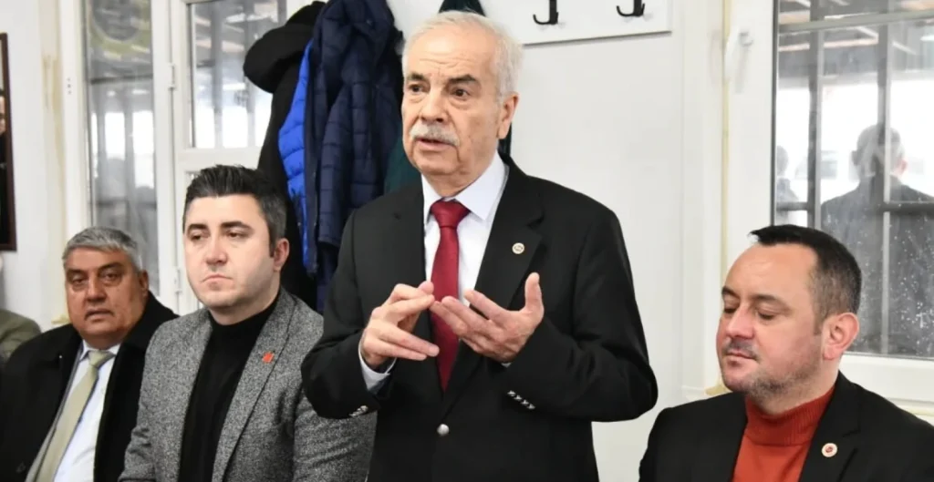 Keşan Belediyesi temsilcileri, minibüsçü esnafıyla ulaşım hizmetlerini iyileştirmek adına istişarelerde bulunuyor.