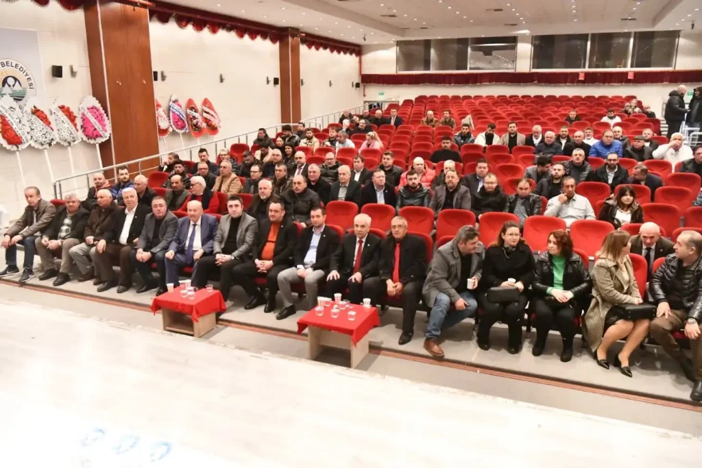 Seçimlerin ardından güven tazeleyen Mutlu Gezer ve yönetim kurulunun Keşan Belediyesi yetkilileriyle birlikte verdiği birlik pozu.