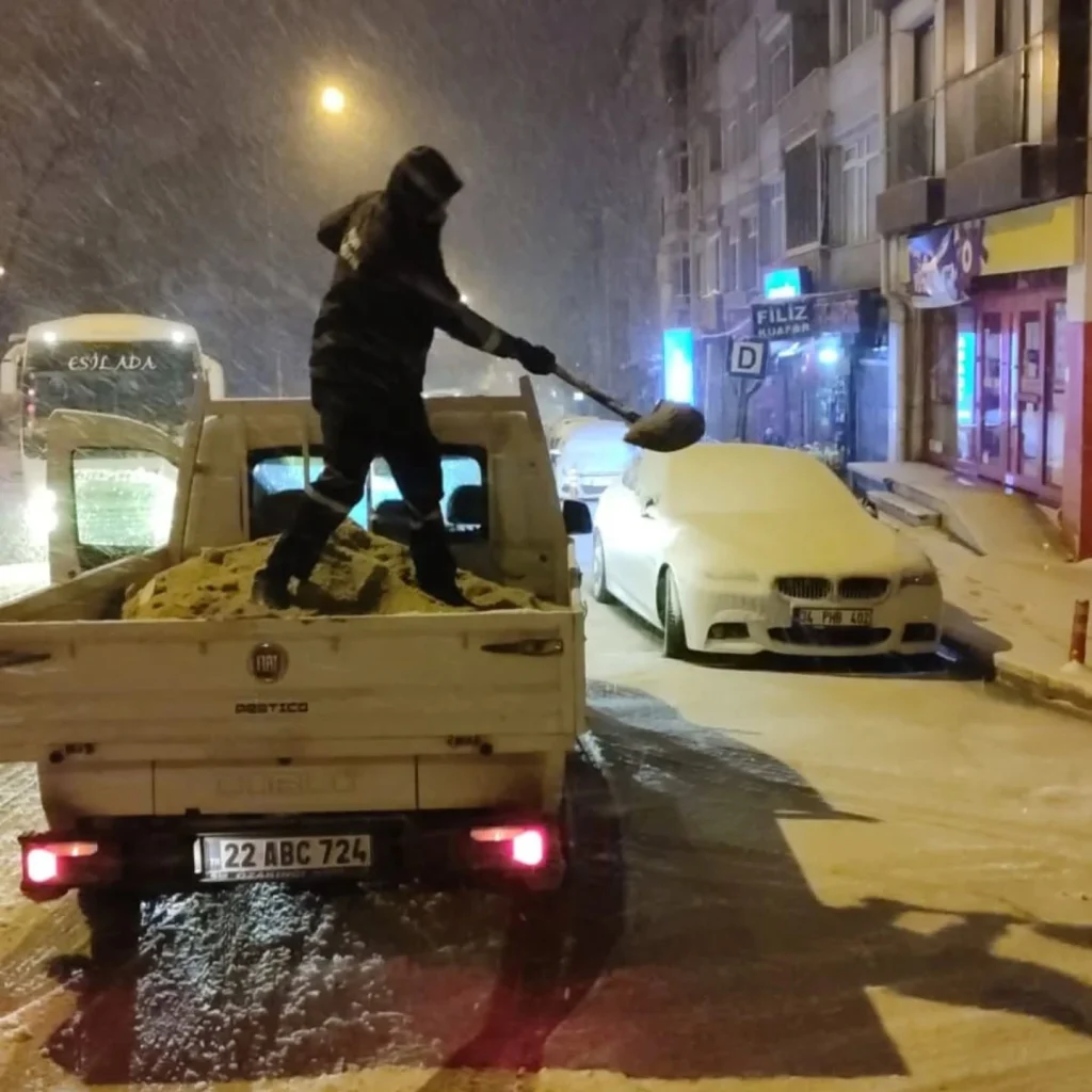 Keşan'da yoğun kar yağışı sonrası belediye ekipleri seferber oldu. Kar küreme, tuzlama ve solüsyon çalışmalarıyla yolların açık tutulması sağlanıyor.