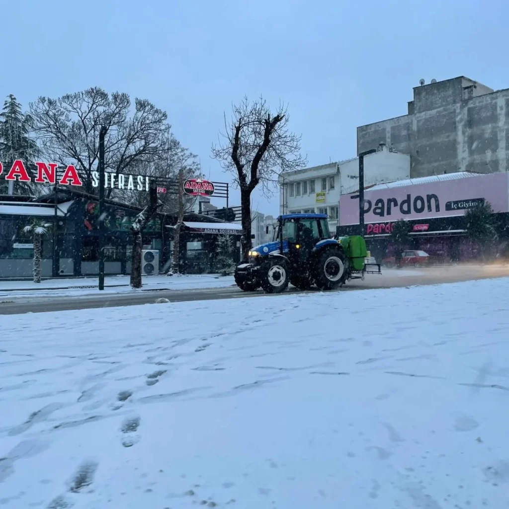 Keşan'da yoğun kar yağışı sonrası belediye ekipleri seferber oldu. Kar küreme, tuzlama ve solüsyon çalışmalarıyla yolların açık tutulması sağlanıyor.
