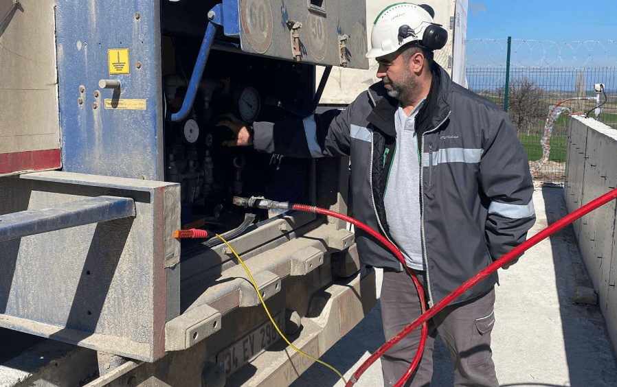 Kırcasalih'teki konutların önüne yerleştirilen doğalgaz servis kutuları ile evlere temiz enerji bağlantısı sağlanıyor.