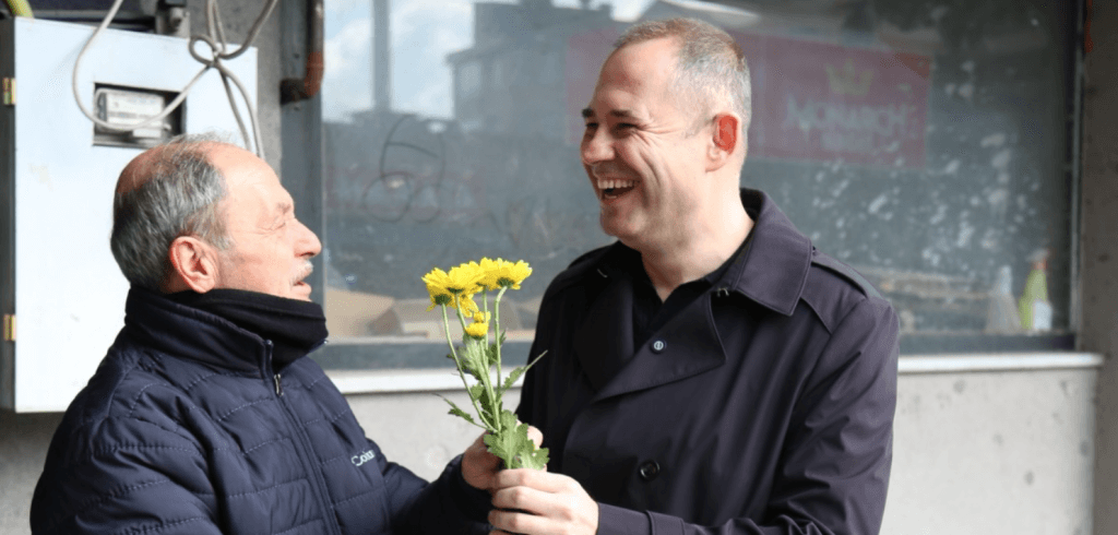 Belediye Başkanı ve beraberindeki heyetin yerel esnafı ziyaret ederek Sevgililer Günü'nü kutladığı ve çiçek verdiği samimi bir kare. Etkinlik boyunca Kırklareli Belediyesi sosyal faaliyetleri ile kentin dayanışma ruhu vurgulandı.
