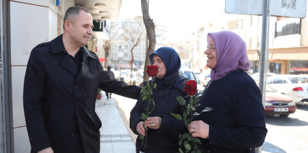 Kırklareli Belediye Başkanı'nın 14 Şubat Sevgililer Günü'nde cadde üzerinde bir vatandaşa kırmızı gül takdim ettiği an. Kırklareli Belediyesi sosyal faaliyetleri kapsamında gerçekleştirilen bu etkinlik, halktan büyük ilgi gördü.