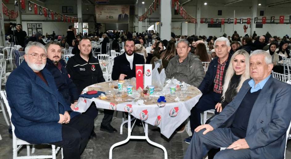 Kırklareli'de kurulan gönül sofralarında akşam ezanı öncesi ellerini semaya açarak dua eden vatandaşlar.