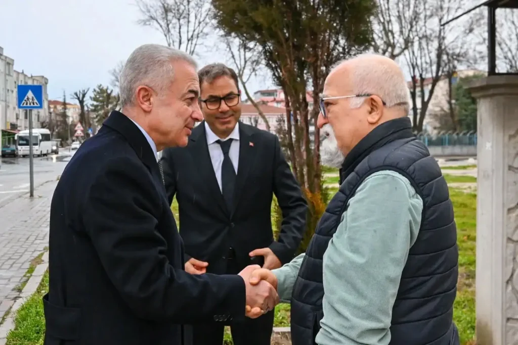 Vali Uğur Turan, İl Kültür Müdürü Veli Şen ve Ermiş ailesinin "Biz Büyük Bir Aileyiz" mesajı veren toplu hatıra fotoğrafı.