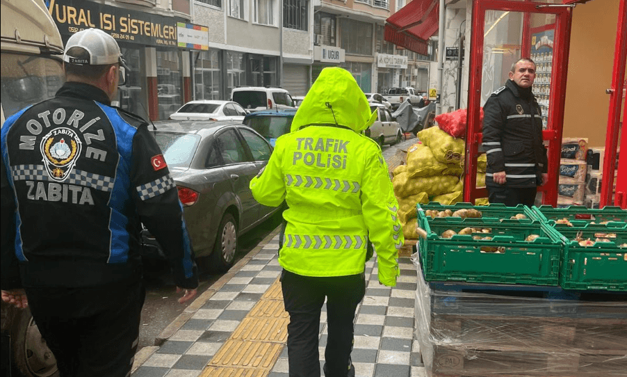 Kırklareli'de kaldırım işgali yapan işletme sahiplerine zabıta ekipleri tarafından cezai işlem uyarısı ve tebligat yapılması.