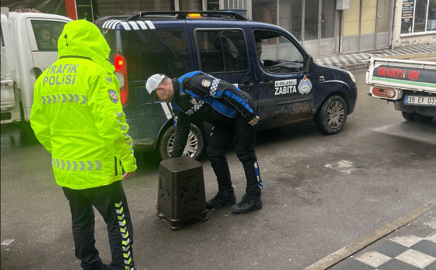 Kırklareli Belediyesi Zabıta Müdürlüğü ve Emniyet Trafik ekiplerinin Cumhuriyet Caddesi'ndeki koordineli kaldırım denetimi.