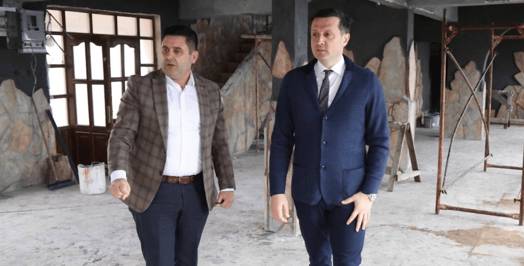 Başkan İsmail Özen, Kıyıköy’de hayata geçecek vizyon projelerini sahada Çerkezköy Belediyesi heyetine detaylarıyla anlatıyor.