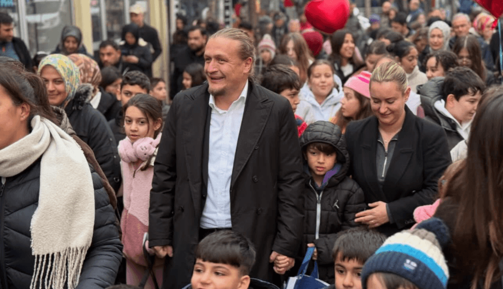 Lapseki Belediye Başkanı Atilla Öztürk'ün çocuklarla birlikte fener alayı kortejinin en önünde yürüdüğü anlar.