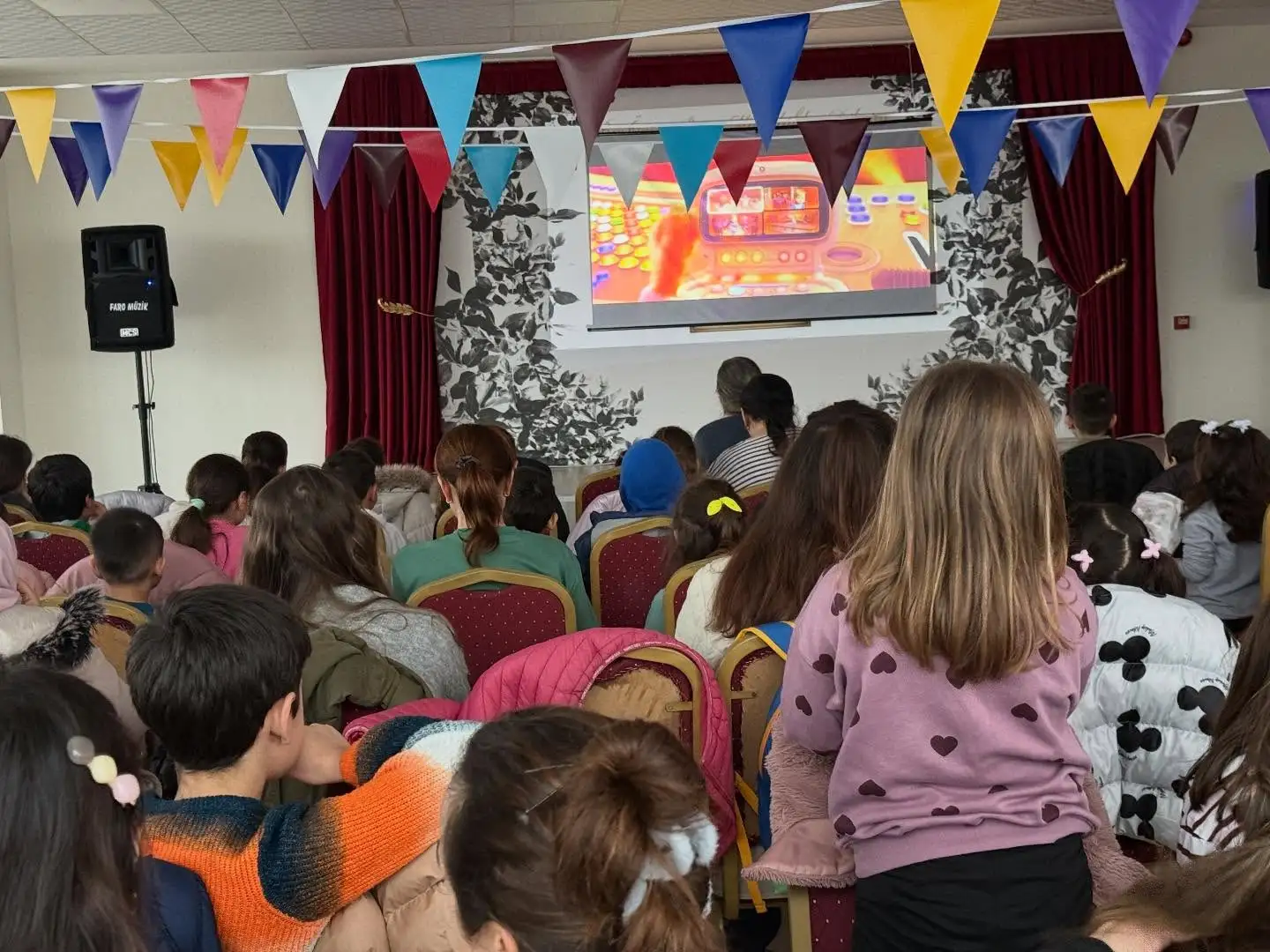 Lapseki’de Tatil Şenliği Minik Kalpler Sinema Keyfinde Buluştu