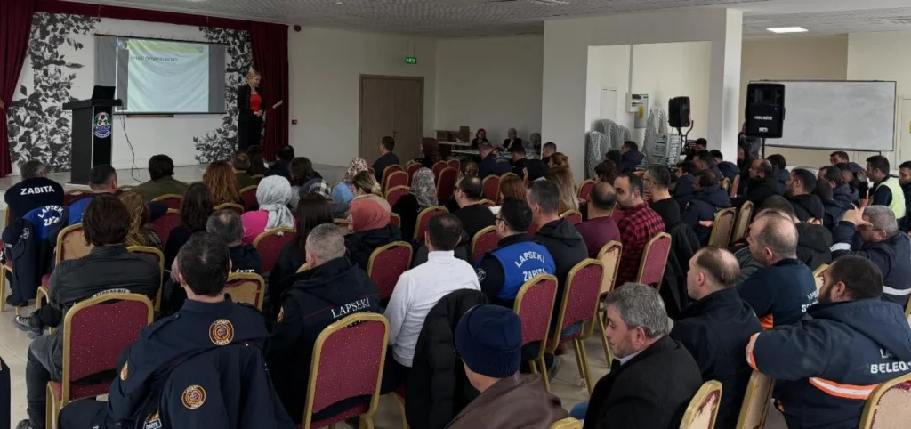 Lapseki Belediyesi ve TBB tarafından gerçekleştirilen başarılı eğitim programı sonrası katılımcı personel ve eğitmen bir arada.