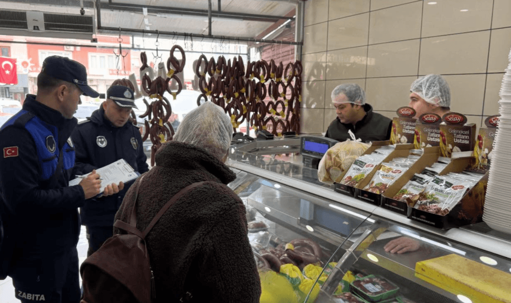Lapseki Belediyesi Zabıta Müdürlüğü ekiplerinin ilçedeki bir kasap işletmesinde gerçekleştirdiği hijyen ve ruhsat denetimi.