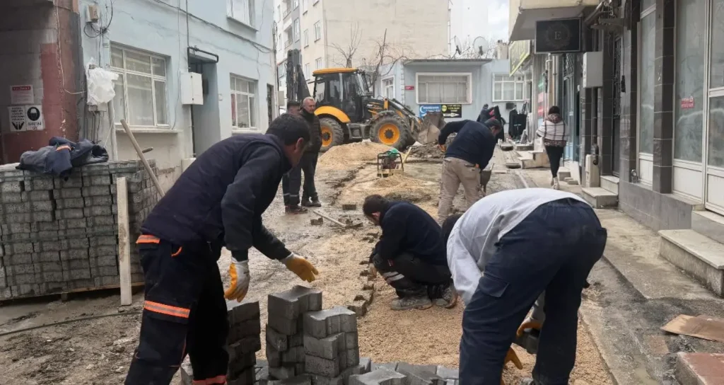Lapseki'nin ana arterlerinden olan Çanakkale Caddesi'nde tamamlanan yol iyileştirme ve çevre düzenleme projesinin genel görünümü.