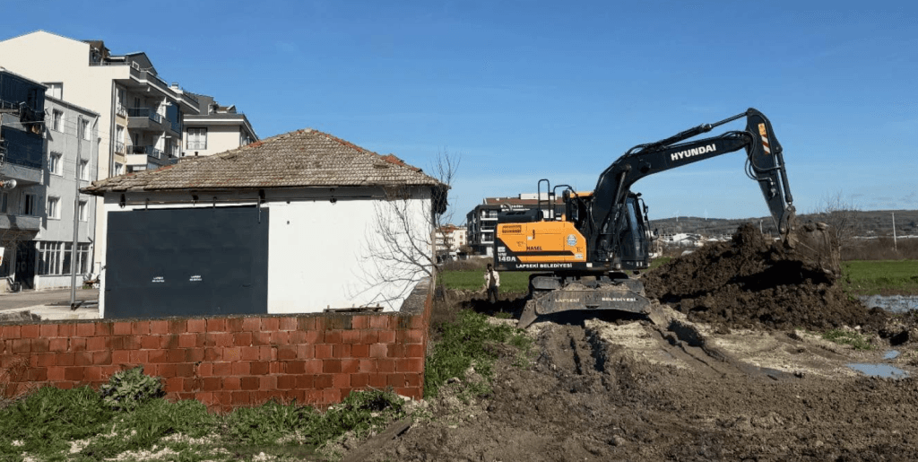 Lapseki Dalyan Mahallesi'nde su taşkınlarını önlemek amacıyla yürütülen kapsamlı yağmur suyu hattı döşeme ve altyapı çalışması.
