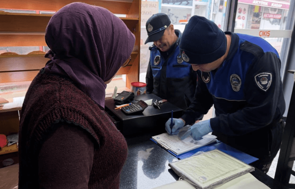 Zabıta ekipleri, fırınlarda güncel fiyat listesinin asılı olup olmadığını ve resmi ekmek fiyat tarifesine uyulup uyulmadığını denetliyor.