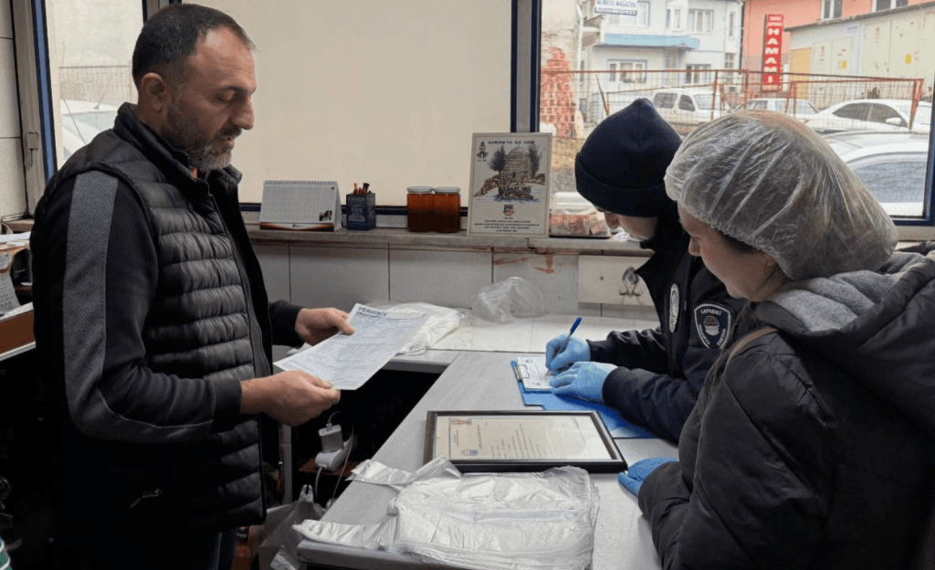 Lapseki Belediyesi ekipleri, ekmek fırınlarının üretim alanlarında hijyen standartlarını ve ekipman temizliğini titizlikle kontrol ediyor.