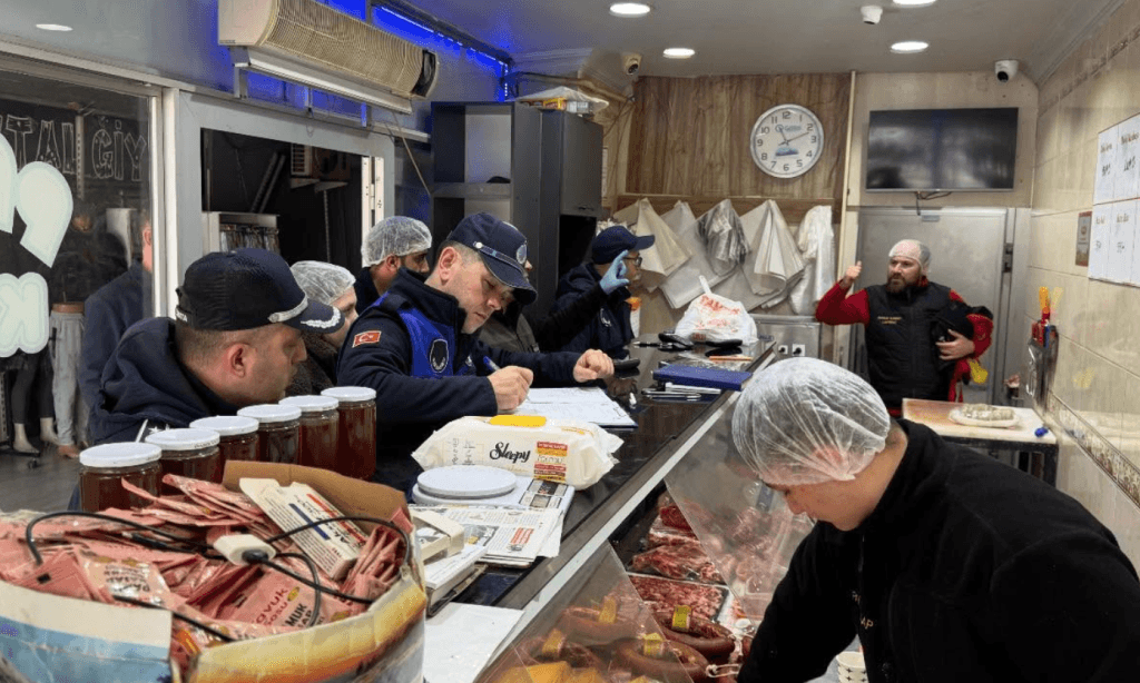 Lapseki Belediyesi bünyesindeki gıda mühendisinin kasap reyonunda etlerin muhafaza sıcaklığını ve saklama koşullarını teknik cihazlarla kontrol etmesi.
