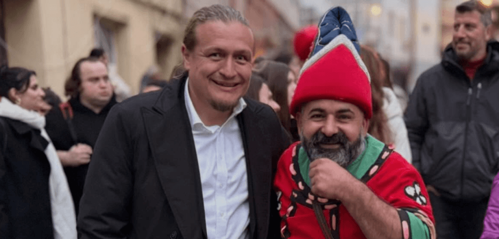 Lapseki meydanında kurulan Karagöz ve Hacivat perdesi önünde toplanan binlerce vatandaşın coşkusu.