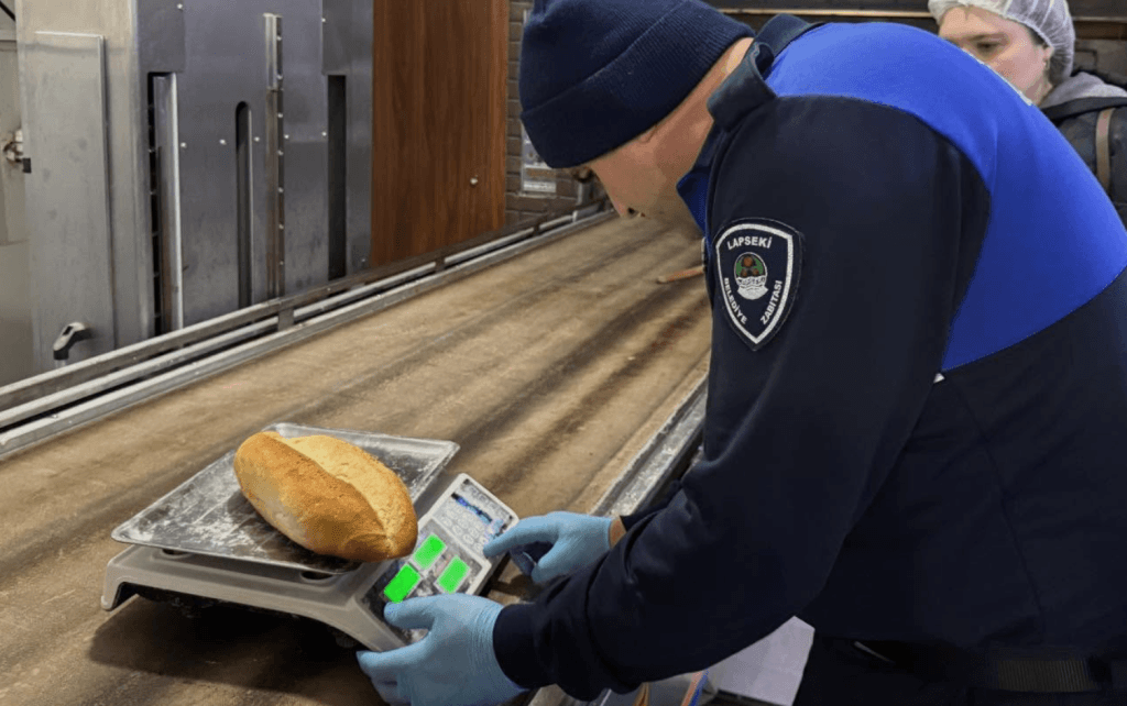 Lapseki belediyesi denetim faaliyetleri kapsamında, fırınlarda satışa sunulan ekmeklerin gramajları zabıta ekiplerince hassas terazilerle ölçülüyor.