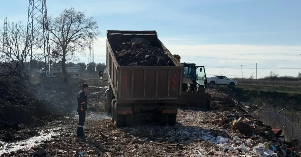 Lapseki Belediyesi ekiplerince Çiftlik Caddesi ve Ufuk Sokak'ta eş zamanlı olarak yürütülen yol düzenleme ve üst yapı iyileştirme süreci.