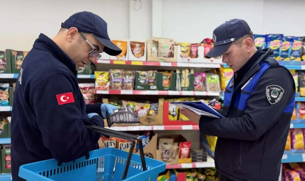 Lapseki genelindeki zincir marketlerde tüketici haklarını korumaya yönelik yürütülen kapsamlı denetim faaliyetlerinden bir kare.