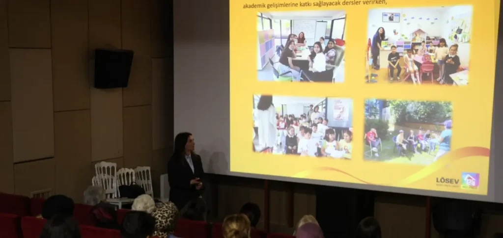 LÖSEV Kurumsal Halkla İlişkiler Yönetmeni Yaprak Çalıkıran Tolga'nın lösemi eğitimi sunumu.