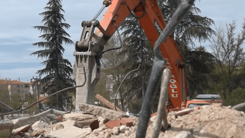 Lüleburgaz Belediyesi, güvenli yaşam hedefi doğrultusunda eski hizmet binasının yıkımını gerçekleştirerek riskli yapıları ortadan kaldırıyor.