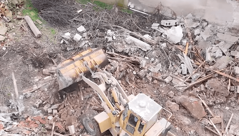 Depreme dayanıksız olduğu tespit edilen binalar, Lüleburgaz Belediyesi tarafından kontrollü şekilde yıkılıyor.