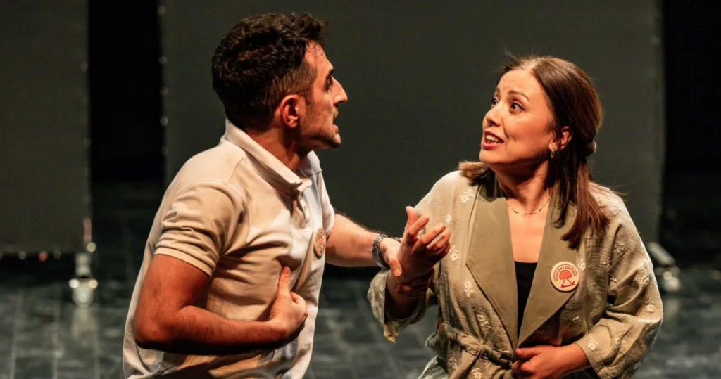 Doğaçlama Kumpanya oyuncuları seyirciden gelen direktiflerle sahnede anlık kurgu yaparken.