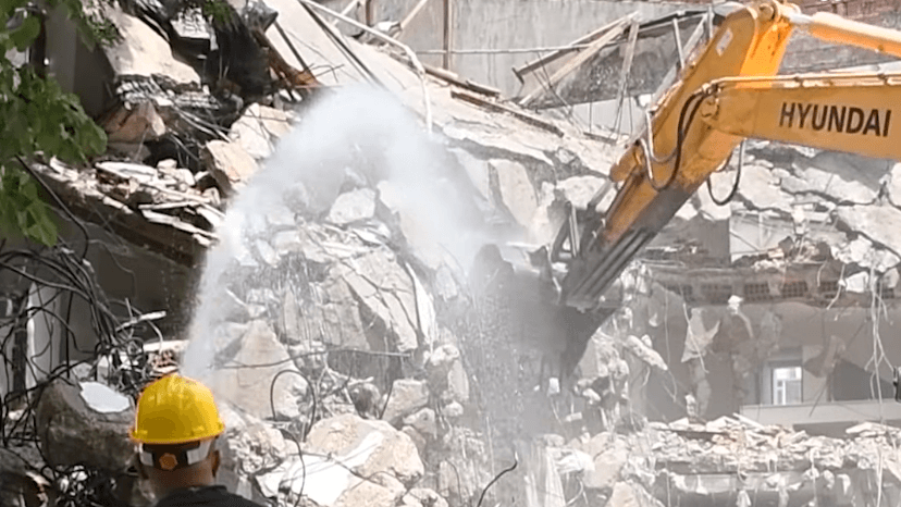 Lüleburgaz Belediyesi, 2025 yılı boyunca kent genelinde riskli yapıların yıkımını sürdürerek güvenli yaşam alanları oluşturuyor.